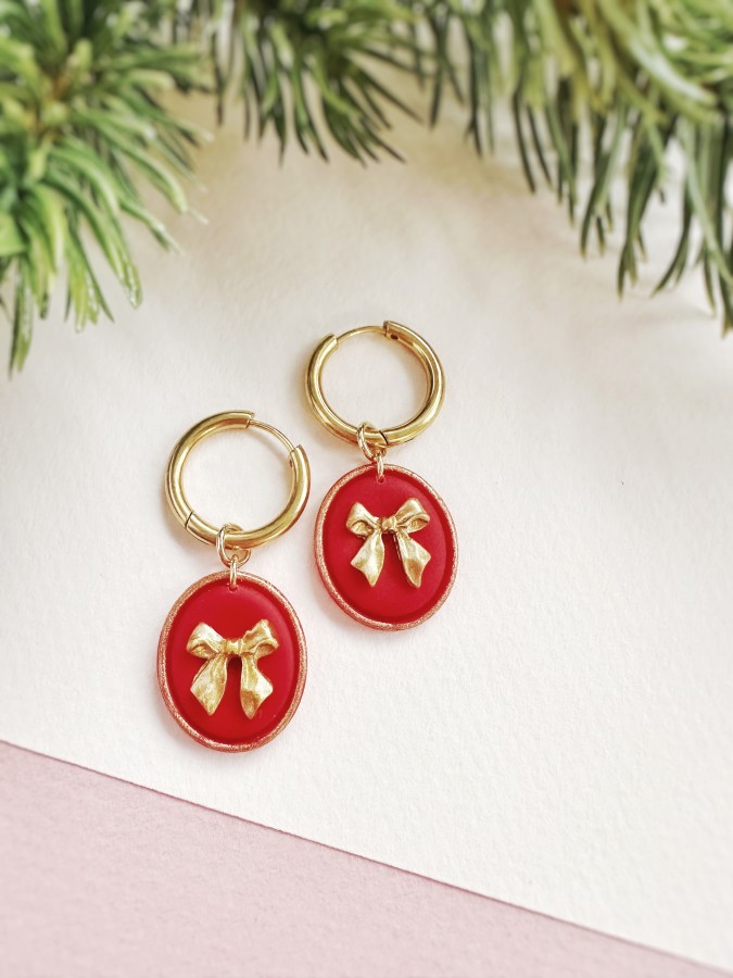 Pakab. ausk. Raudoni su aukso kaspinu