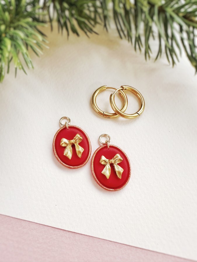 Pakab. ausk. Raudoni su aukso kaspinu