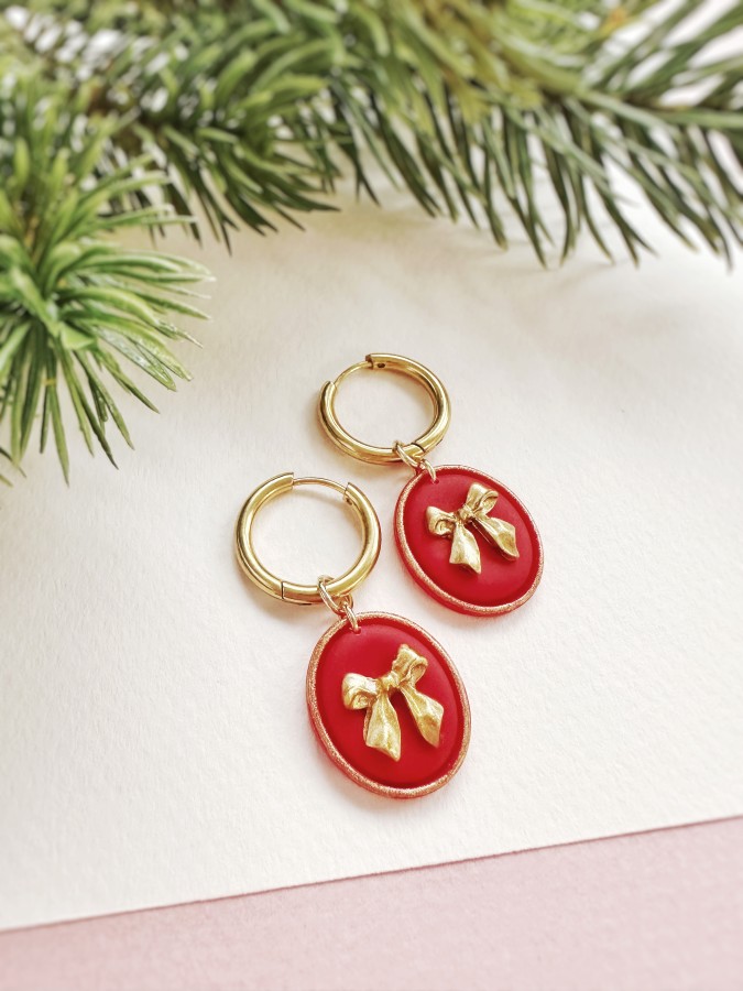 Pakab. ausk. Raudoni su aukso kaspinu