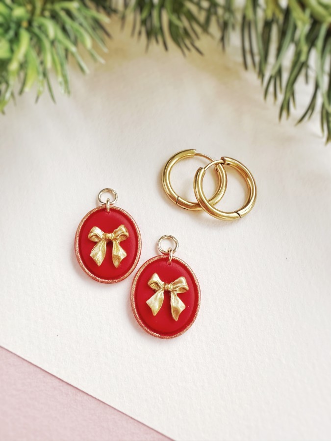 Pakab. ausk. Raudoni su aukso kaspinu